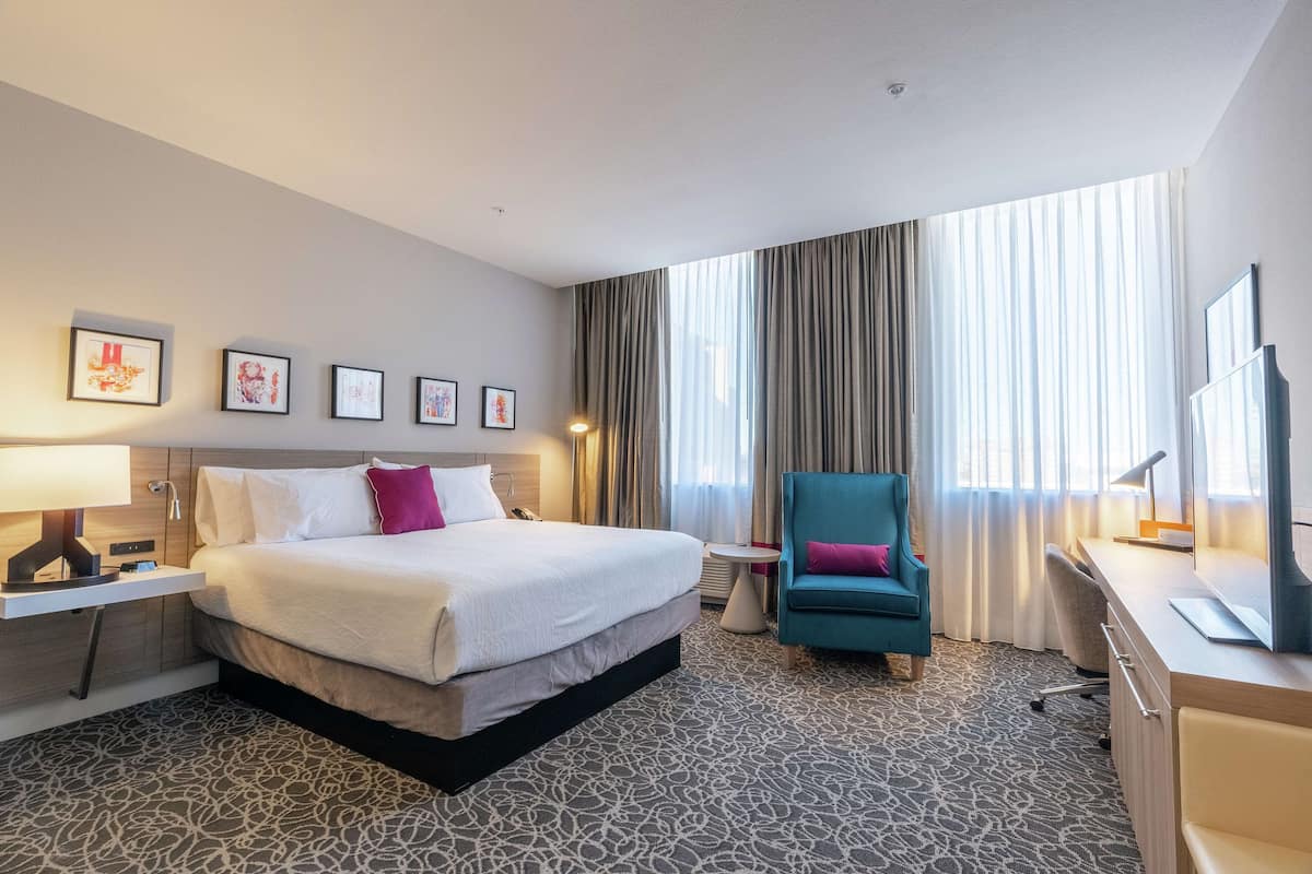 1 habitación, escritorio y espacio para trabajar con laptop