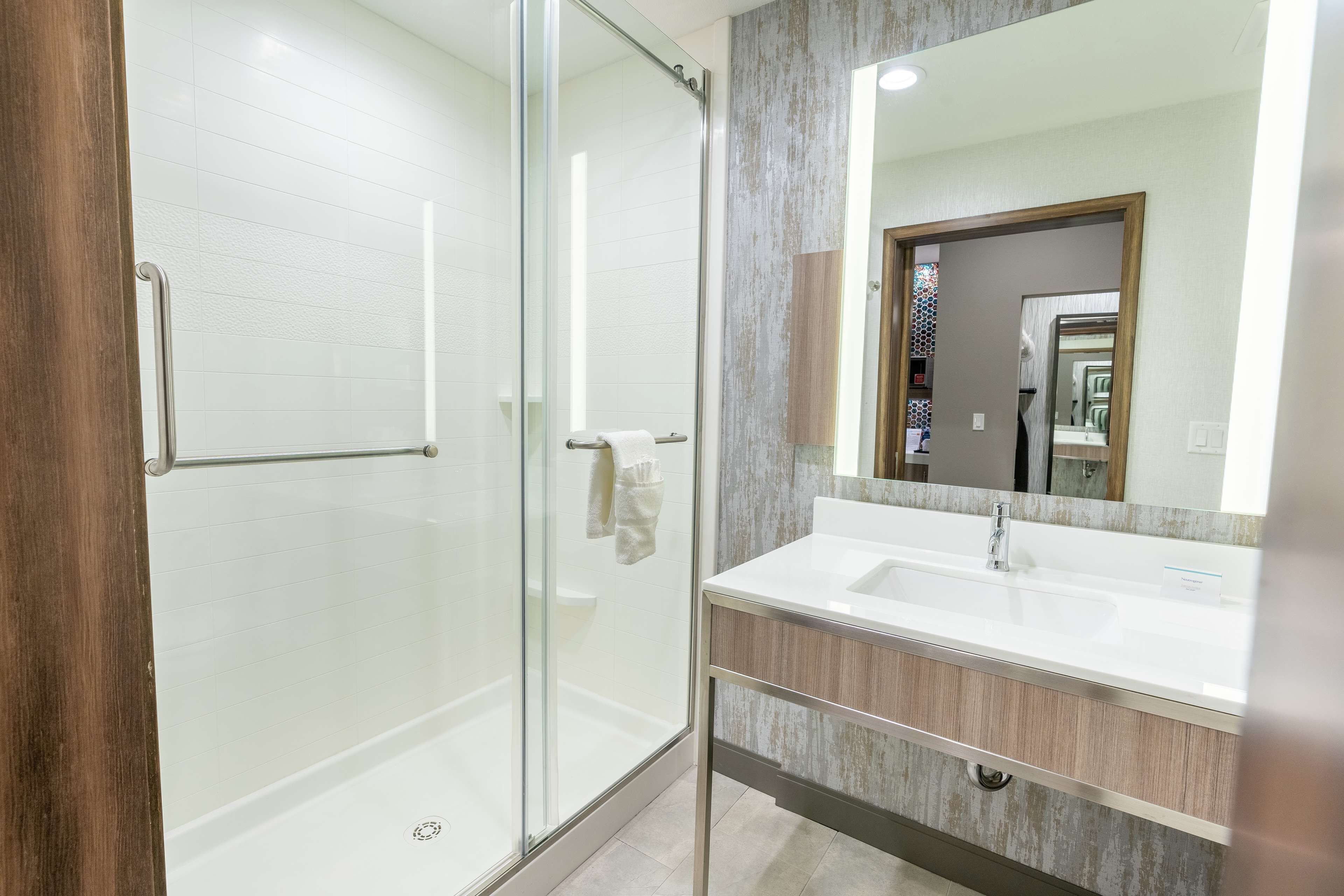 room, 1 queen bed | bathroom shower