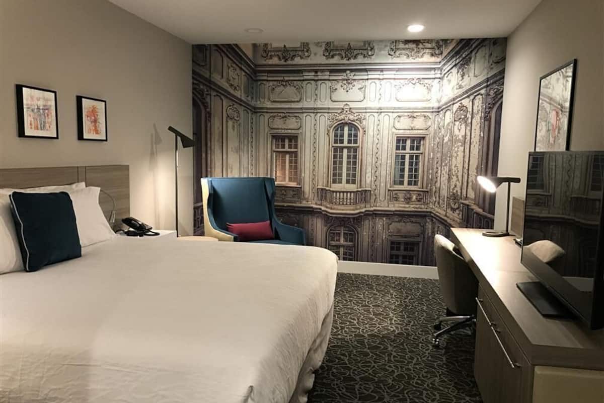 1 habitación, escritorio y espacio para trabajar con laptop