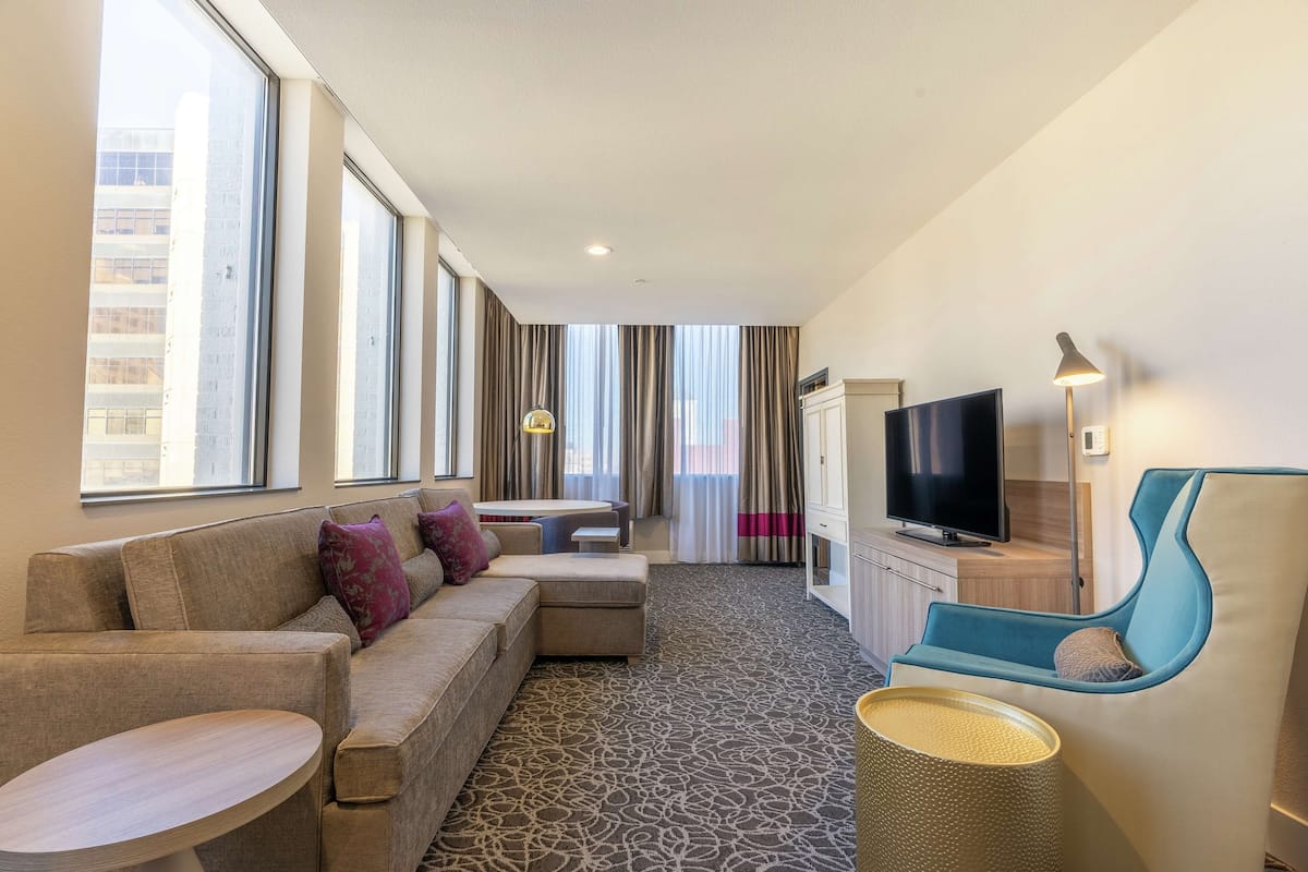 1 habitación, escritorio y espacio para trabajar con laptop