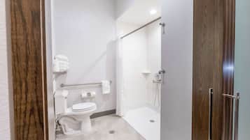 Un baño moderno con inodoro, ducha y tocador.