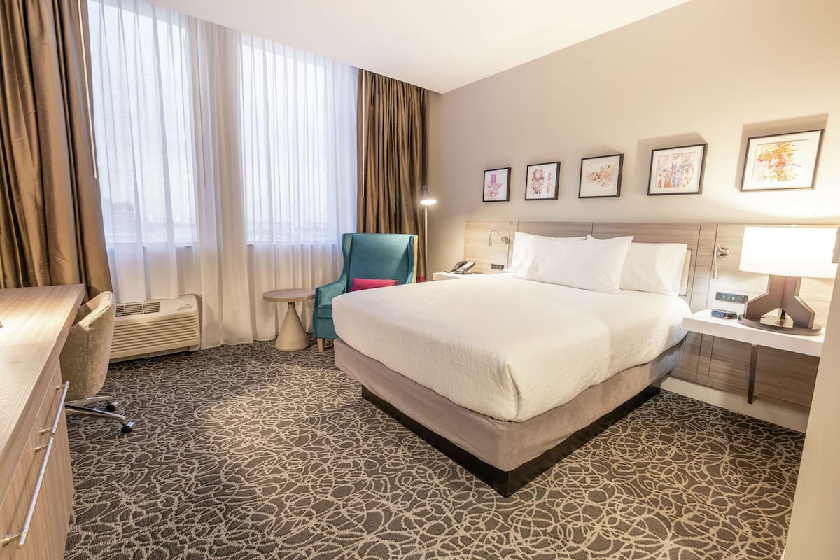 1 habitación, escritorio y espacio para trabajar con laptop