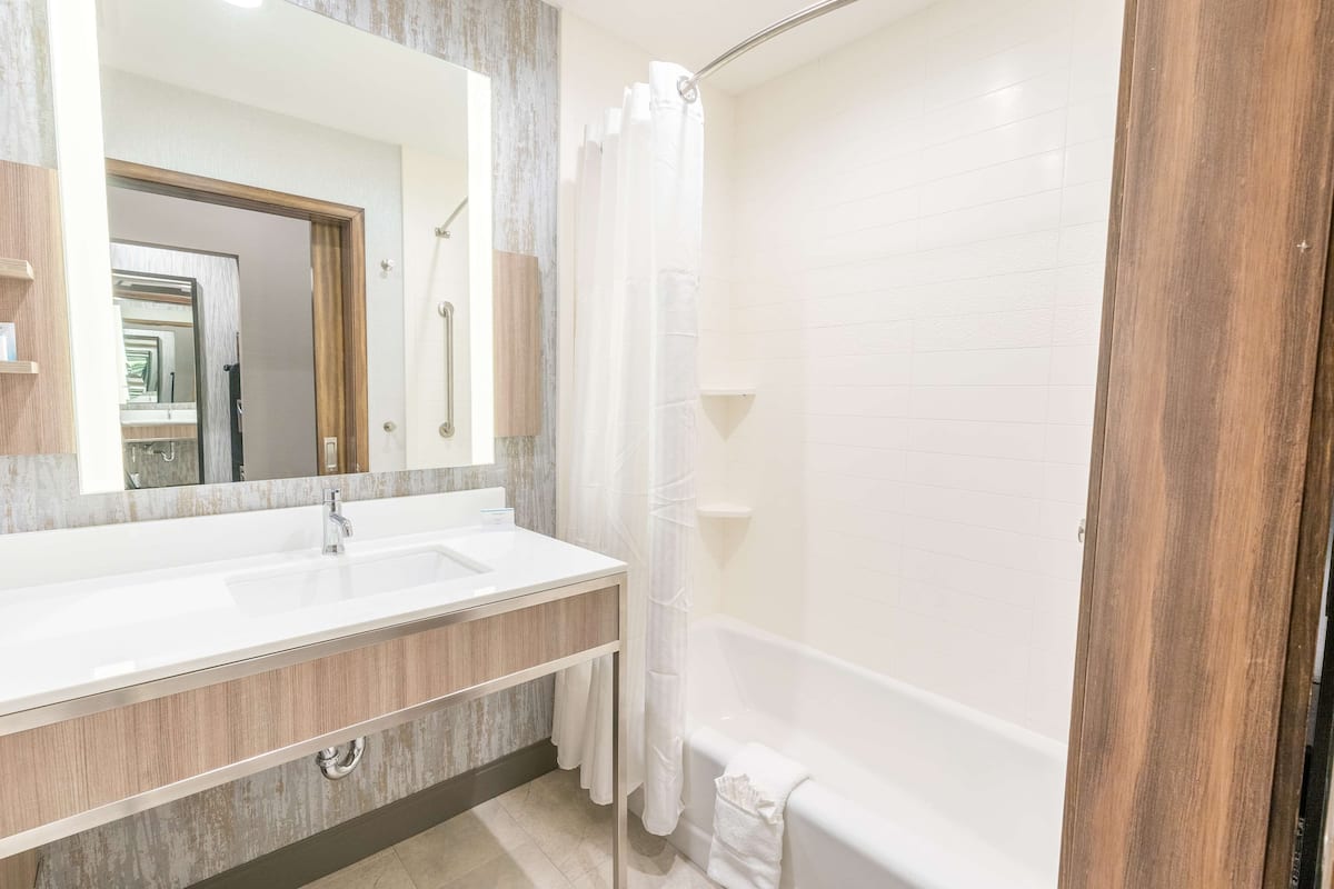 Artículos de tocador gratuitos, secador de pelo, toallas, jabón