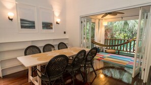 屋外ダイニングエリア