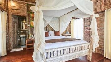 Deluxe kamer, uitzicht op zwembad | Luxe beddengoed, pillowtop-bedden, een kluis op de kamer