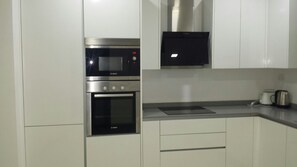 冷蔵庫、電子レンジ、オーブン、コンロ