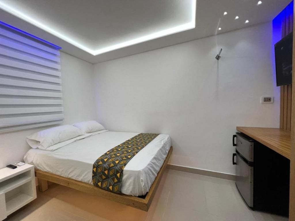 Ein modernes Schlafzimmer mit Bett, Nachttisch und eingebauten Schränken.