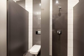 Twin Room, Shared Bathroom | Bathroom | Shower, hydromassage showerhead, hair dryer, towels - Cinema Hostel (Poznan)