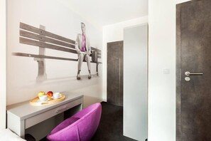 Dreibettzimmer, eigenes Bad | Schallisolierte Zimmer, kostenloses WLAN, Bettwäsche, Rollstuhlgeeignet