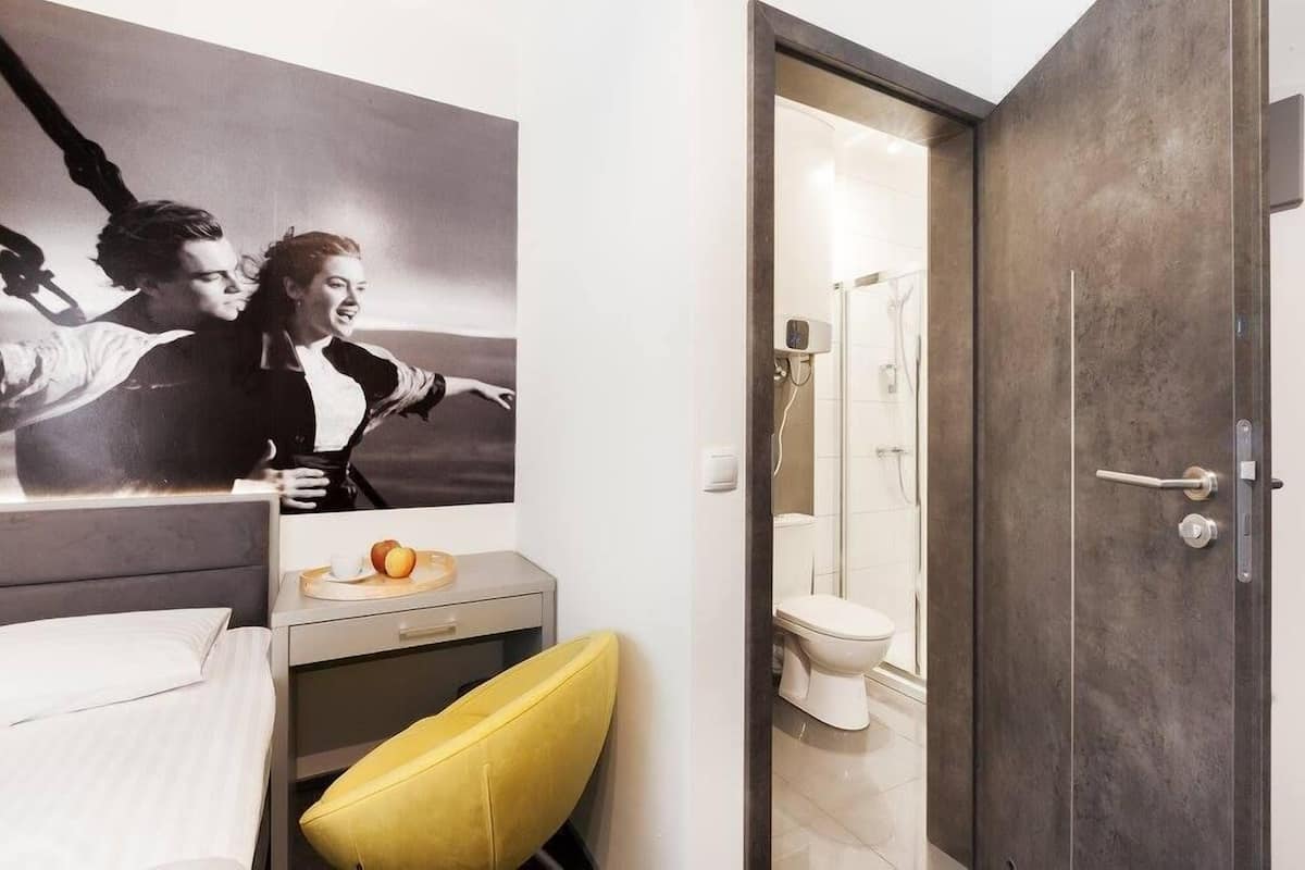 Twin Room, Private Bathroom | Soundproofing, WiFi (free), bed sheets