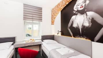 Twin Room, Shared Bathroom | Soundproofing, WiFi (free), bed sheets