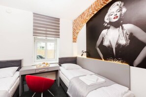 Zweibettzimmer, Gemeinschaftsbad | Schallisolierte Zimmer, kostenloses WLAN, Bettwäsche, Rollstuhlgeeignet