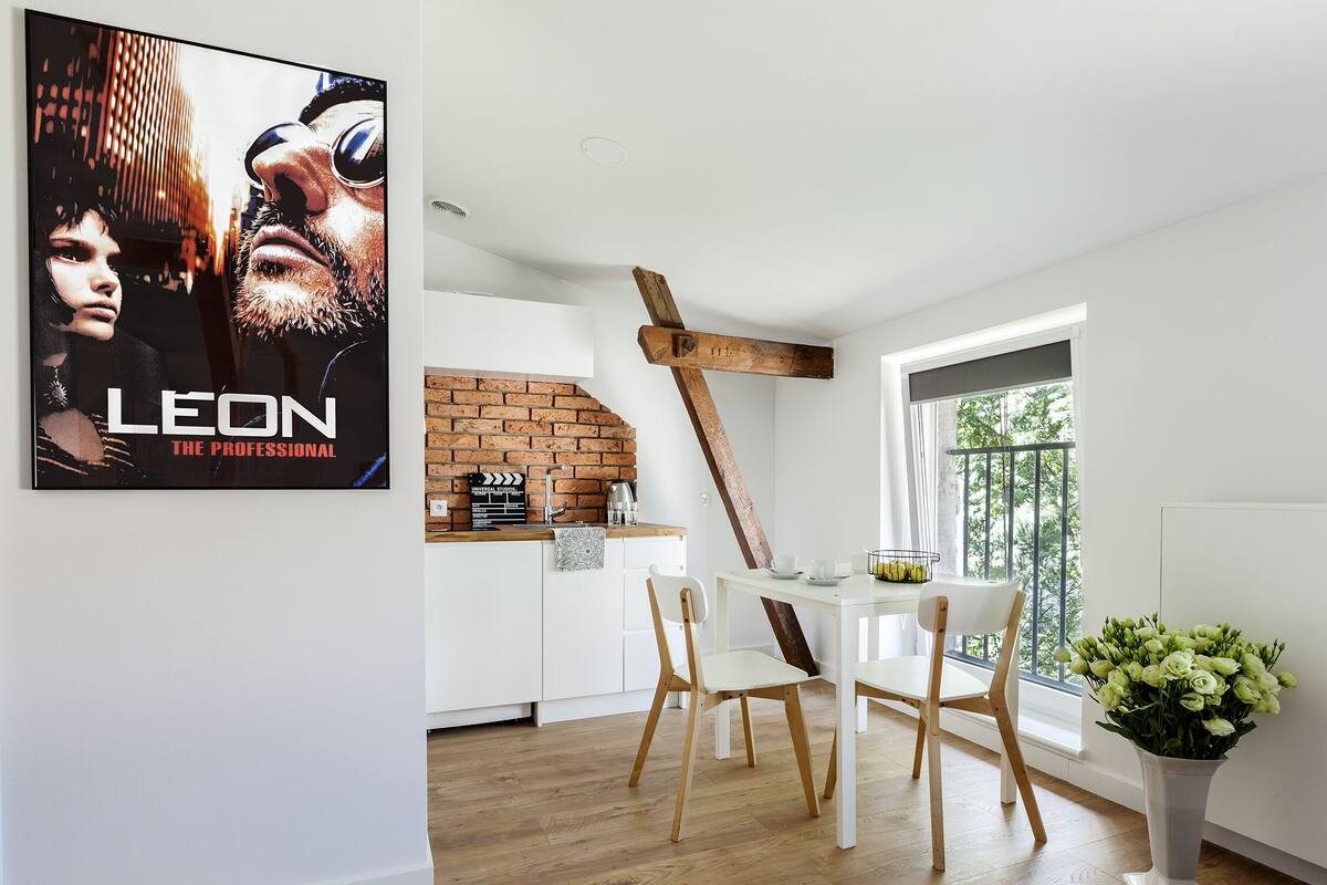Monolocale (Leon: The Professional) | Area soggiorno | TV a schermo piatto