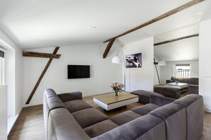 Estúdio (Leon: The Professional) | Sala de estar | TV de tela plana