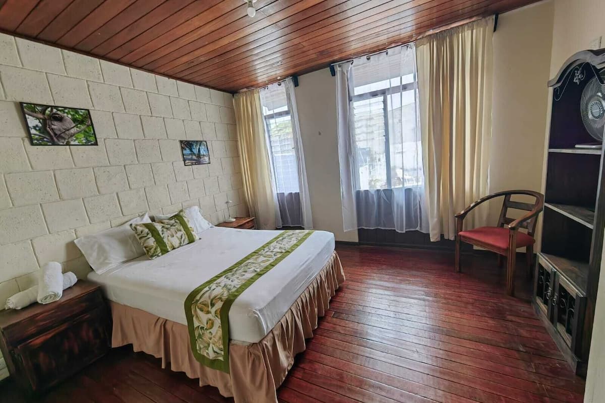 double room, shared bathroom | free wifi, bed sheets