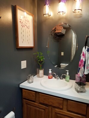 Combined shower/bathtub, rainfall showerhead, designer toiletries