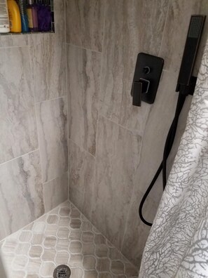 Combined shower/bathtub, rainfall showerhead, designer toiletries - Hampton House (Mount Clemens)