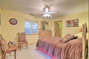 3 bedrooms, desk, laptop workspace, Internet