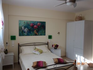 4 habitaciones, tabla de planchar con plancha, wifi y ropa de cama 