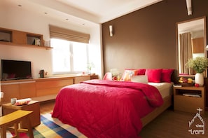 Laptop workspace, iron/ironing board, WiFi, bed sheets - quiet, spacious and comfortable studio close to Hanoi Old Quarter (Dong Da)
