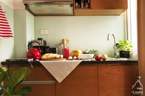 Kühlschrank, Mikrowelle, Herdplatte, Wasserkocher mit Kaffee-/Teezubehör