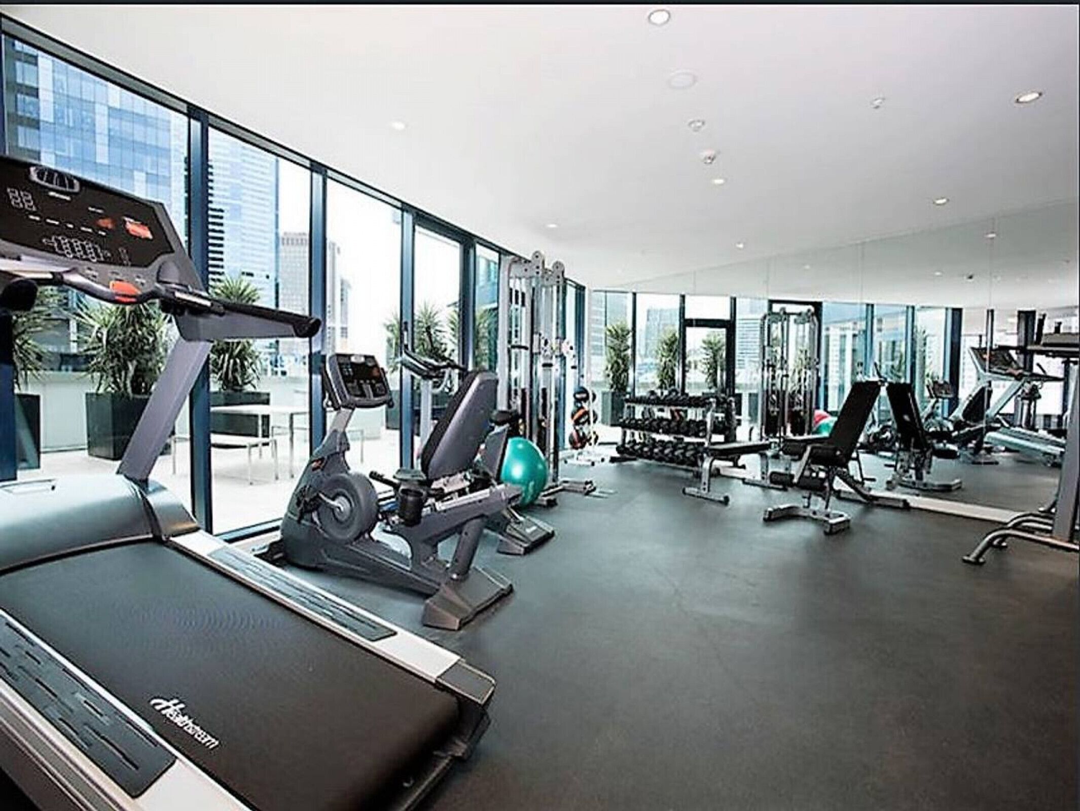 3 Bed 2 Bath in the best southbank location! Close to all that Melbourne has to Offer! — image 12