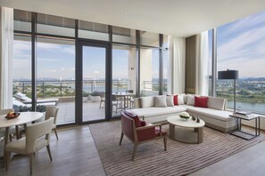 Minibar, in-room safe, desk, laptop workspace - Hyatt Regency Zhuzhou (Zhuzhou)