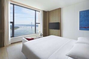 Club Suite, 1 King Bed (Regency) | Minibar, in-room safe, desk, laptop workspace