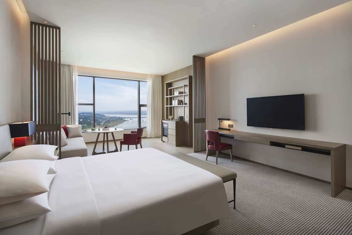 Suite, 1 King-Bett (Regency) | Minibar, Zimmersafe, Schreibtisch, laptopgeeigneter Arbeitsplatz