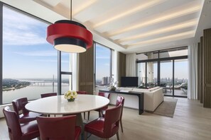 Minibar, in-room safe, desk, laptop workspace - Hyatt Regency Zhuzhou (Zhuzhou)