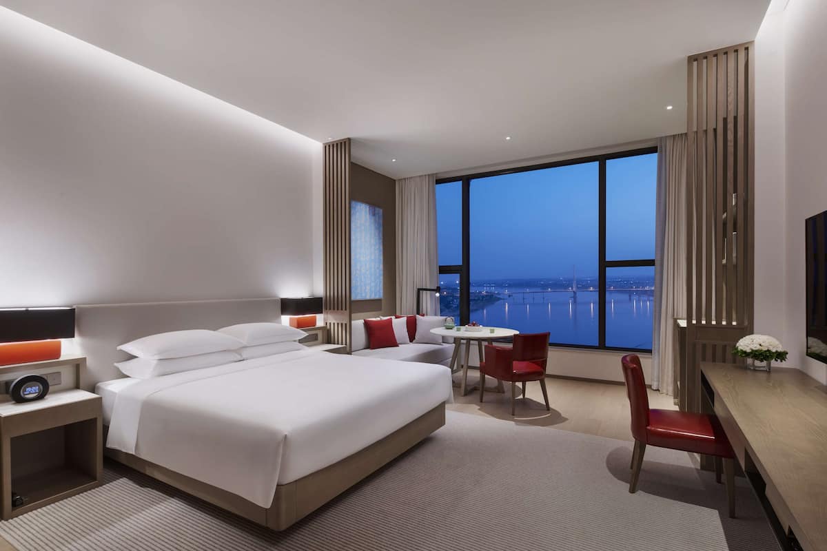 Club-Zimmer, 1 King-Bett | Minibar, Zimmersafe, Schreibtisch, laptopgeeigneter Arbeitsplatz