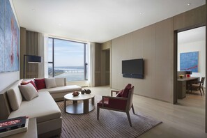 Club Suite, 1 King Bed (Regency) | Minibar, in-room safe, desk, laptop workspace - Hyatt Regency Zhuzhou (Zhuzhou)