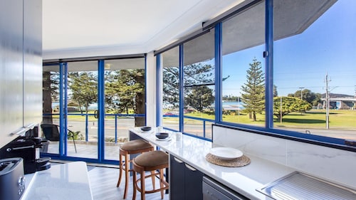 Heritage 202 wonderful water views, air-conditioning and Wi-Fi