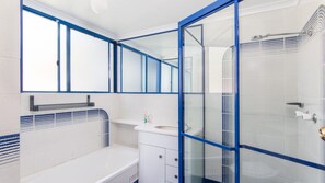 Bathtub - Heritage 202 wonderful water views, air-conditioning and Wi-Fi (Tuncurry)