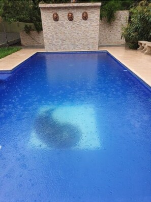 Una piscina al aire libre (de 10:00 a 22:00), tumbonas