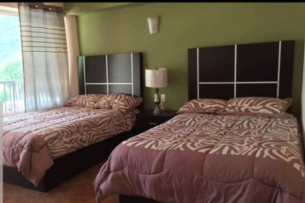 Habitación cuádruple | Edredones de plumas, decoración individual, mobiliario individual