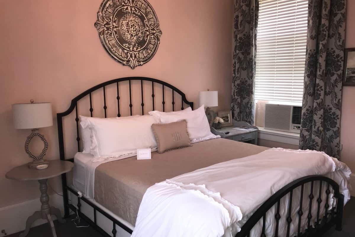 Belle Bird | Premium bedding, iron/ironing board (on request), free WiFi, bed sheets
