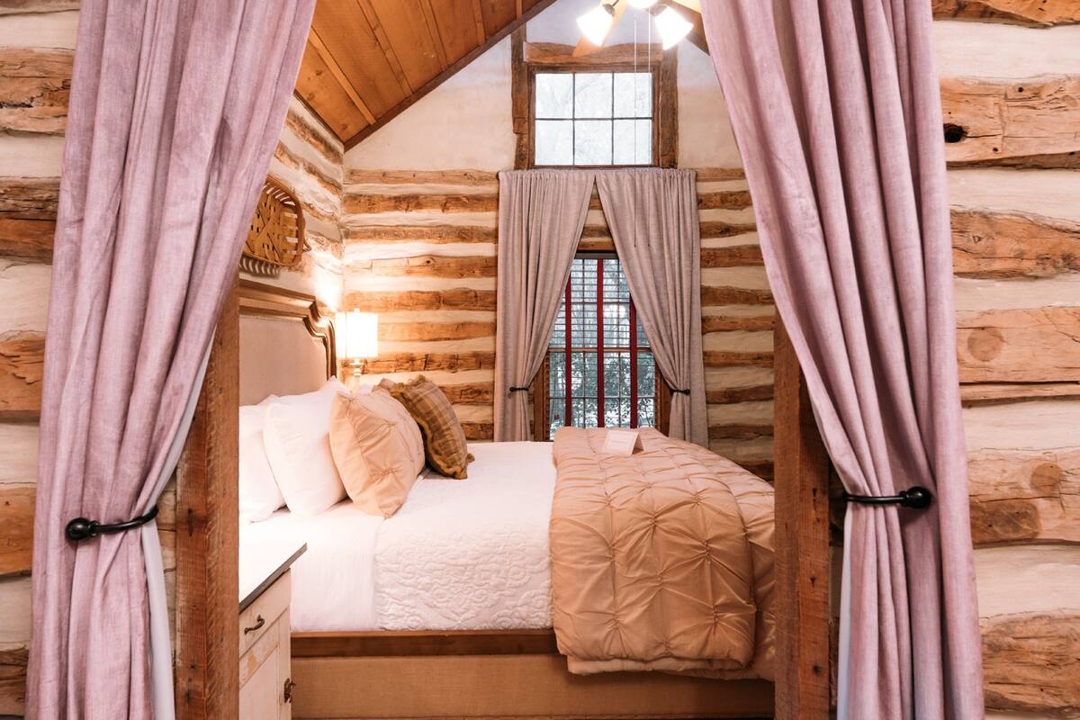 Enchanted Cabin | Premium bedding, iron/ironing board (on request), free WiFi, bed sheets