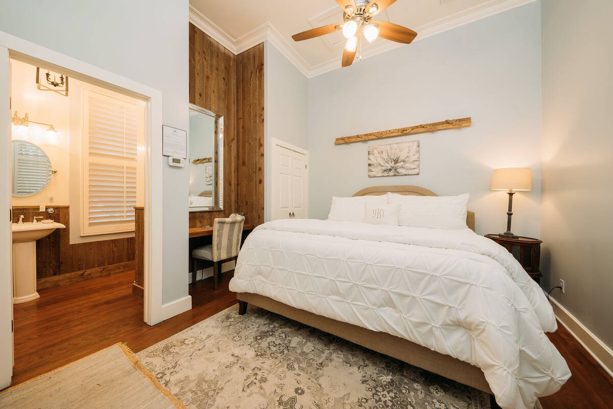 Cibolo House 2 | Premium bedding, iron/ironing board (on request), free WiFi, bed sheets