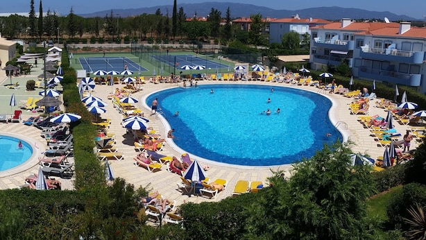 A resort with two large swimming pools, sun loungers, umbrellas, and tennis courts. - Exquisite Poolside Apt at the fabulous Oasis Parque. Unlimited WiFi IPTV etc (Portimão)