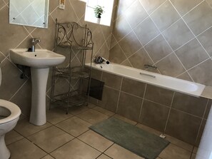 Family Apartment | Bathroom | Separate bathtub and shower, free toiletries, towels - Vintage Palm (Gaborone)