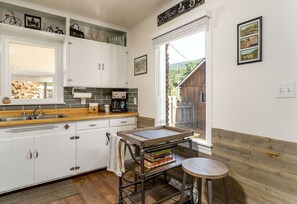 Fridge, microwave, oven, stovetop - Sunshine On Bunker - 3min Walk to Gondola - Historic Miner Home – Dog Friendly (Kellogg)