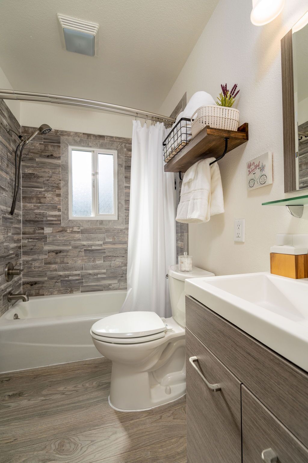 Combined shower/bathtub, hair dryer, towels, soap
