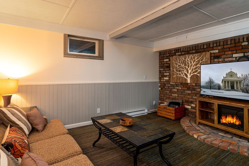 Smart TV, fireplace, Hulu, DVD player