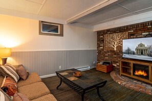 TV connectée, cheminée, Hulu, lecteur de DVD