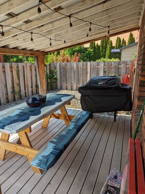 Terrace/patio - Sunshine On Bunker - 3min Walk to Gondola - Historic Miner Home – Dog Friendly (Kellogg)