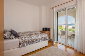 4 makuuhuonetta, silitysrauta/-lauta, ilmainen Wi-Fi, vuodevaatteet