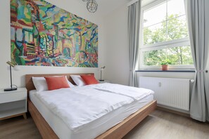 Huoneisto (8) | Ylelliset vuodevaatteet, työpöytä, pimennysverhot, äänieristys