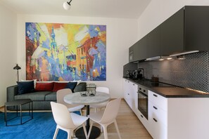 Apartment (6) | Private kitchen | Fridge, microwave, oven, stovetop - Avantgarde apartments (Plzen)