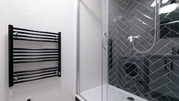 Apartment (8) | Bathroom | Hair dryer, towels, soap, shampoo